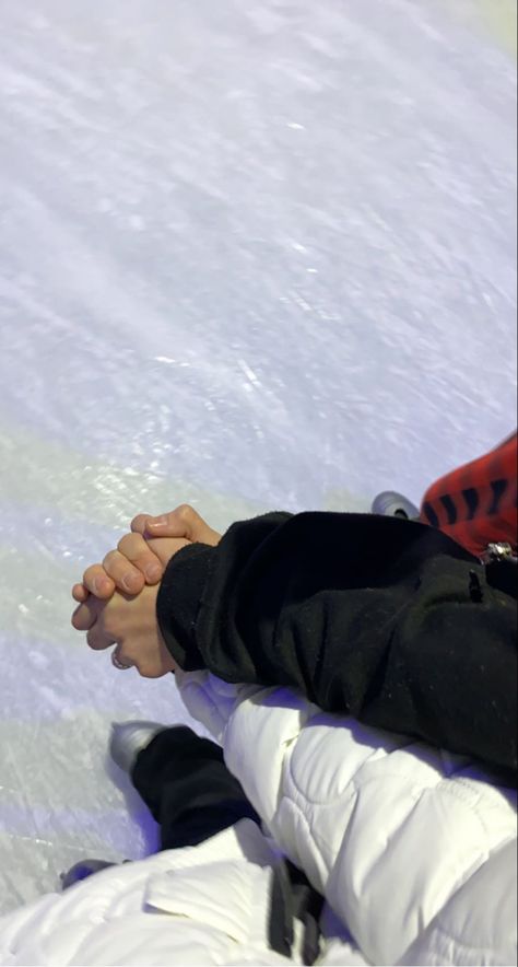 Winter Couple Pictures, Skating Aesthetic, Couple Holding Hands, Shotting Photo, Dream Date, 사진 촬영 포즈, Aesthetic Couple, I Love Winter, Winter Love