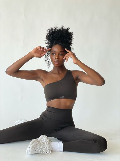 Sporty Photoshoot Ideas, Sporty Photoshoot, Active Wear Photoshoot, Athletic Photoshoot, Athleisure Photoshoot, Fitness Photoshoot Poses, Sports Photoshoot, Habits Motivation, Fitness Shoot Ideas