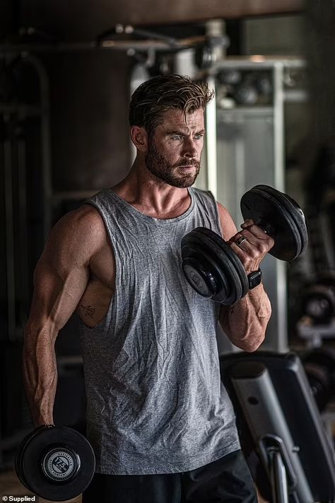 Chris Hemsworth Workout, 20 Minute Hiit Workout, Gym Photoshoot, Foto Sport, Chris Hemsworth Thor, Gym Photos, Male Fitness Models, Fitness Photography, Chris Pratt