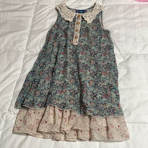 Beautifully Made Floral Dress With A Cream-Colored Lace Collar And Wooden Buttons. Hippies, Clarke Core, Layerd Outfits Dresses, Ghostcore Outfits, Modern Medieval Fashion, Grandmacore Aesthetic Outfit, Dress With Shirt Underneath, Layerd Outfits, Dress With Jeans