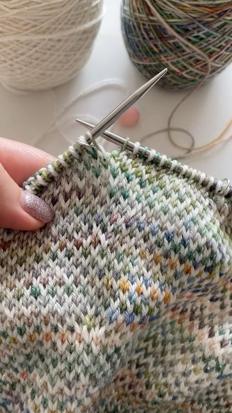 Rachael | West Coast Yarn Co.’s Instagram post: “How I do an invisible increase in 1x1 knitting. (M1L instead of Kfb) #indiedyer #indiedyersofinstagram #knitknitknit #nevernotknitting…” Knit Diy Ideas, Cat Cross Stitch Patterns, Knitting Patterns For Beginners, Diy Tricot, Knitting Hacks, Beginner Knitting, Creative Knitting, Textiles Projects, Colorwork Knitting