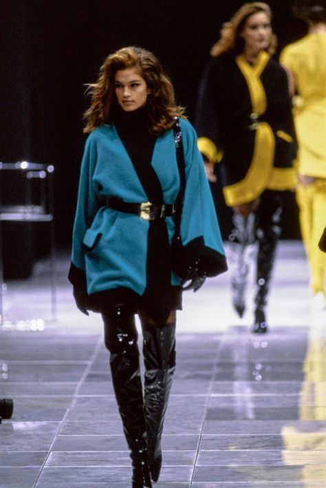 Versace, Look #16 Fashion Weeks, Cindy Crawford Style, 90s Versace, 90s Runway Fashion, 80s And 90s Fashion, 1990s Fashion, 90's Fashion, Vogue Germany, Cindy Crawford