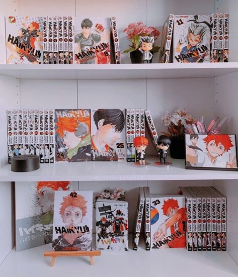 Haikyuu Bedroom Ideas, Haikyuu Manga Collection, Haikyuu Room Decor, Diy Anime Room Decor, Haikyuu Room, Anime Style Room, Haikyuu Collection, Manga Organization, Manga Bookshelf