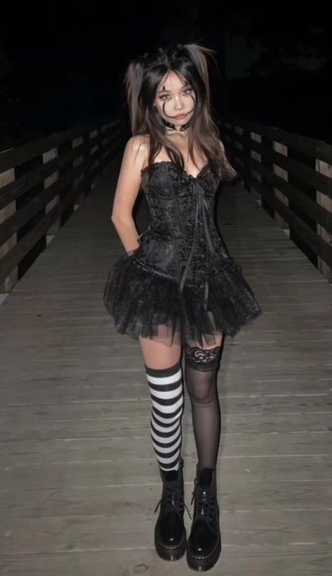 Clown Diy Costume Women, Clown Costume Women Scary, Clown Costume Halloween Women, Clown Core Outfit Ideas, Gothic Clown Costume, Halloween Costumes Clown Women, Emo Clown Outfit, Goth Clown Costume, Clown Halloween Outfit Women