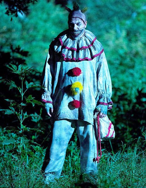 Pin for Later: Halloween Costume Inspiration From This Year's Hottest TV Twisty the Clown From American Horror Story: Freak Show American Horror Stories, American Horror Story Costumes, American Horror Story Characters, American Horror Story 3, Es Der Clown, Film Horror, Evil Clowns, Scary Clowns, Creepy Clown