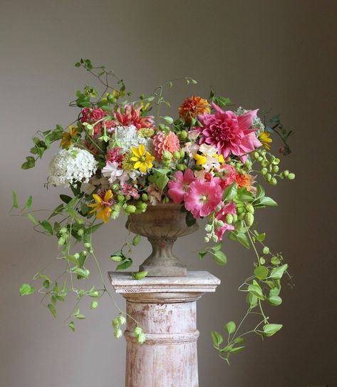 Vibrant Bouquet Of Flowers, Flower Recipes Arrangement, Pink Perennials, Summer Flower Arrangements, Large Flower Arrangements, Vintage Floral Design, Church Flowers, Flower Arrangements Diy, Flowers Wallpaper