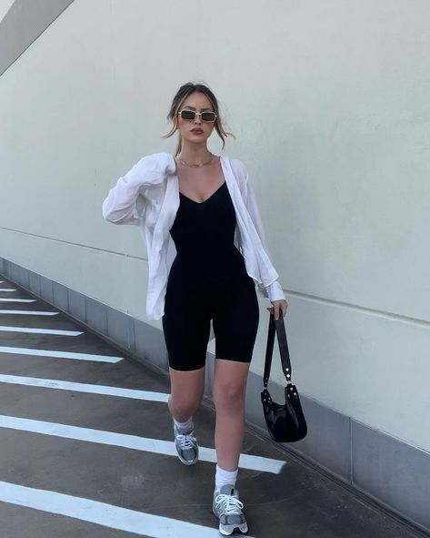 Linen Summer Outfits, Looks Com Short, Linen Shirt Outfit, Shorts Ideas, Outfits Tenis, Playsuits Outfit, Biker Shorts Outfit, Trendy Spring Outfits, Estilo Fitness