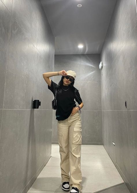 Being Cargo Pants Outfit, Cargo For Girls Outfit, Cargo Pants Fits Women, Cargo Pants Picture, Cargo Pants Khaki Outfit, Pictures Of Cargo Pants, Cargo Pants Outfit Pictures, Cargo Pants Styling Ideas, Cargo Pant Poses