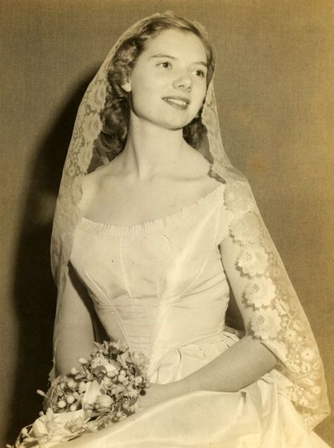 1950 Wedding Dress, Chic Vintage Bride, 1950 Wedding, Vintage Bridal Accessories, Wedding Dresses 50s, Vintage Wedding Photography, Vintage Wedding Photos, Bride Portrait, Wedding Dresses Photos