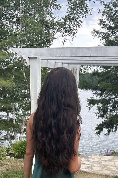 Effortless Elegance: Casual Hairstyle Ideas for Elegant Waves Pelo Ondulado Natural, Dark Hair Hairstyles, Hair Inspo Long, Long Hair Inspo, Dark Brown Long Hair, Brown Hair Dark, Big Waves Hair, Wavy Beach Hair, Natural Waves Hair