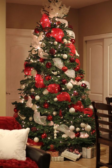 Christmas Decor Ideas Red White Silver, Natal, Red And White Lights On Christmas Tree, Green Christmas Tree With Red And White Decor, White Red And Silver Christmas Tree, Red Sliver White Christmas Tree Decor, White Silver Red Christmas Tree, Red And White Christmas Tree With Ribbon, Red And White Themed Christmas Tree