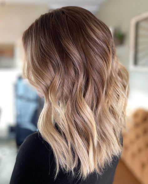 Baylage With Dark Roots, Blonde Hair Tip Out, Balayage, Caramel Blonde Root Melt, Smudged Blonde Hair, Hair Color Root Smudge, Showdown Root Blonde, Root Smudge Before And After, What Is A Root Smudge