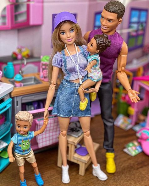 Barbie Doll Diys, Barbie Family Photos, Barbie Aesthetic Doll, Barbie Doll Room, Barbie Doll Family, House Set Design, Doll House Barbie, Me As A Mom, Set Design Ideas