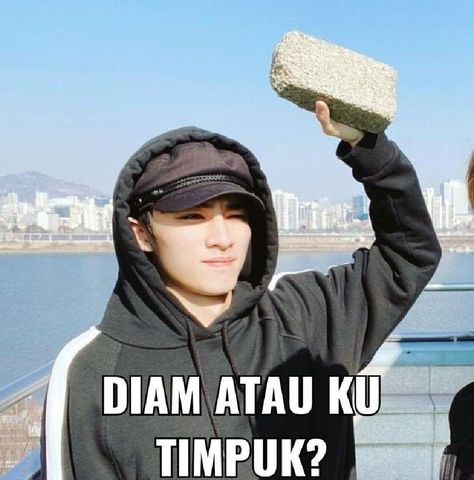 10 Meme Idol KPop Ngegas yang Bikin Auto Berantem | Dailysia Reading Meme, Foto Meme, Nct Meme, K Meme, Memes Funny Faces, 남자 몸, Meme Kpop, Cute Jokes, Exo Memes