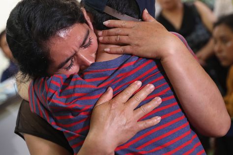 Emotional photos show kids reuniting with their deported parents Reunification, Guatemala City, Poetry Middle School, Family Separation, Emotional Photos, Between Two Worlds, Clinical Psychologist, Social Services, Human Services