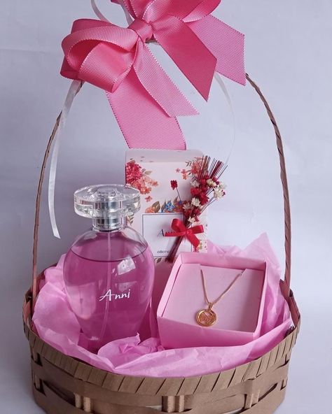 "Here's to the one who gave me the world. Happy Mother's Day!" Order Now🚨🚨#mothersday #momboss #gif #mothersday #mothersdaygift Kits Natura, Surprise Birthday Decorations, Easy Birthday Gifts, Surprise Box Gift, Gift Crates, Birthday Room Decorations, Wedding Gift Pack, Personalised Gifts Diy, Bridal Gift Wrapping Ideas