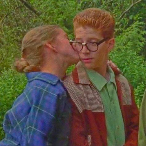 beverly marsh richie tozier kiss it movie 1990 aesthetic indie icon It 1990 Fanart, Losers Club 1990, Richie Tozier Funny, It 1990 Poster, Beverly And Richie, Richie And Beverly, It 1990 Aesthetic, Richie Tozier 1990, Richie Tozier Wallpaper