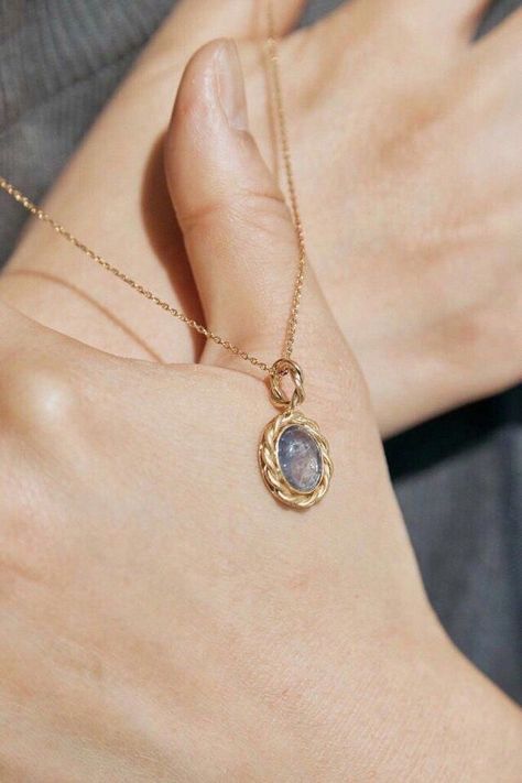 Best Jewellery Design, Earth Jewelry, Antique Engagement Ring, Elegant Accessories, Diy Schmuck, Jewelry Inspo, Dream Jewelry, Ravenclaw, Dainty Jewelry