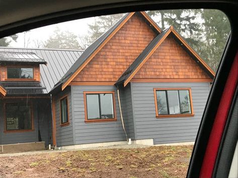 grey exterior cedar trim and white windows Chalet Entrance, Cabin Exterior Colors, Log Cabin Exterior, Montana House, Grey Siding, Cedar Posts, Cream Trim, Grey House, Exterior House Color