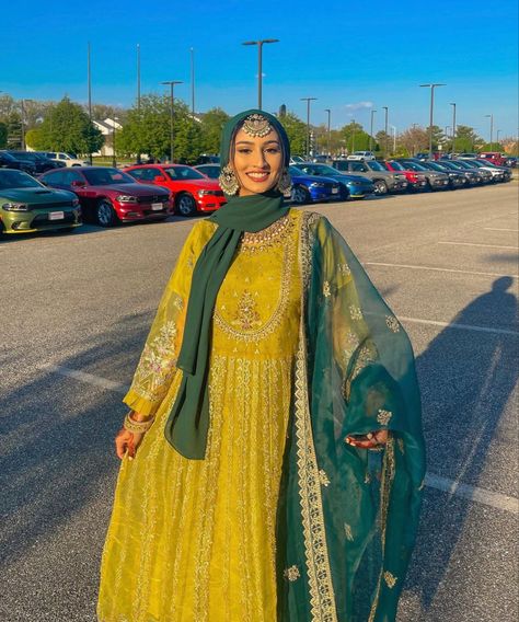 Hijabi Mehndi Outfit, Hijab Style Indian, Mehndi Hijab Style, Hijab With Desi Outfits, Lehenga Hijab Style, Desi Aesthetic Hijabi, Modest Traditional Outfits, Indian Hijabi Outfits, Hijab With Jhumka