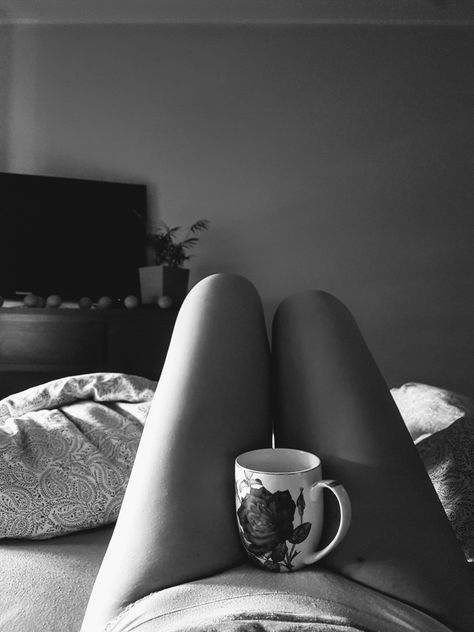 #morning #coffee #cup #bedsheet #legs #blackandwhite #photography #aestethic #bed #smooth #rose #bedroom Aestethic Bed, Photography Outfit Ideas, Morning Coffee Photography, Boudiour Poses, Photographie Art Corps, Rose Bedroom, Budiour Photography, Outfit Choices, Bouidor Photography