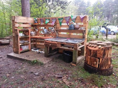 The stump oven and hob is super cool! Outdoor Play Kitchen, Mud Kitchen For Kids, Mud Kitchens, Outdoor Play Spaces, Play Kitchens, Outdoor Play Areas, Kids Outdoor Play, Mud Kitchen, Natural Playground