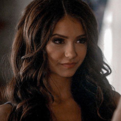 Nina Dobrev Hair, Katherine Pierce Outfits, Elena Gilbert Style, Xavier Samuel, 00s Mode, Kathrine Pierce, Katerina Petrova, The Vampire Diaries 3, Vampire Diaries Cast