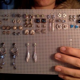 How To Make A Earring Display, Hanging Earring Organizer Diy, Stud Earring Storage Diy, Earring Hanger Ideas, Hook Earring Storage, Ear Ring Storage Diy, Earing Organization Ideas, Pierced Earring Holder Diy, Ways To Store Earrings