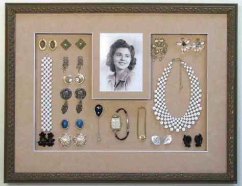 Lovely DIY Vintage Jewelry Wreath Vintage Jewellery Crafts, Shadow Box Memory, Old Jewelry Crafts, Vintage Jewelry Ideas, Vintage Jewelry Repurposed, Memory Crafts, Vintage Jewelry Crafts, Vintage Jewelry Art, Family Keepsakes