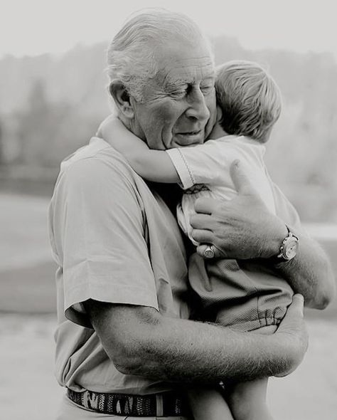 Grandma And Grandkids Photoshoot Ideas, Grandkids And Grandparents Photo Shoot, Grandparents Pictures Grandkids, Family Photo With Grandparents, Grandparents With Grandkids Pictures, Grandma And Grandkids Poses, Grandkids Photo Shoot, Grandparent Photography, Grandparents Photoshoot