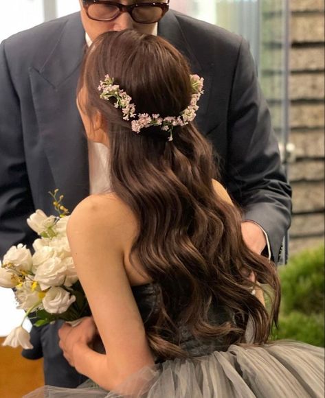 Engagement Hairstyles, Quince Hairstyles, Hairdo Wedding, Long Hair Wedding Styles, Wedding Hair Inspiration, Hairdo For Long Hair, Wedding Hair And Makeup, Aesthetic Hair, العناية بالشعر