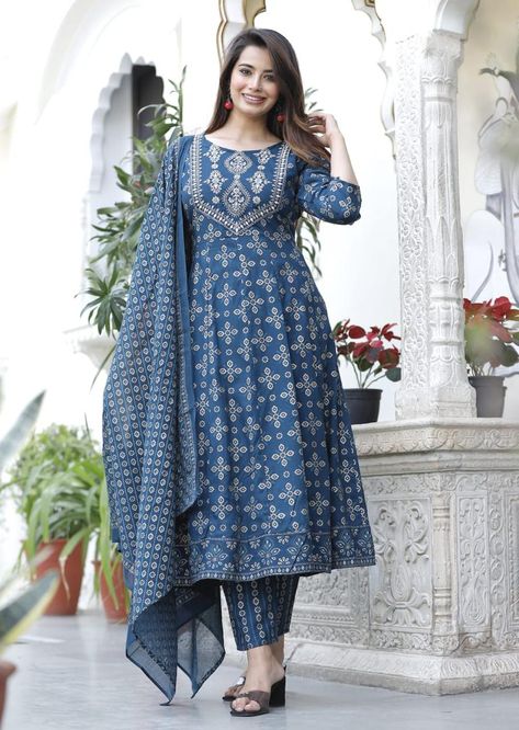 Suits For Women Indian, Trendy Kurti, Printed Kurti Designs, Stylish Kurtis, Stylish Kurtis Design, Indian Kurti Designs, Indian Salwar Suit, Kurti Pant, Indian Kurta