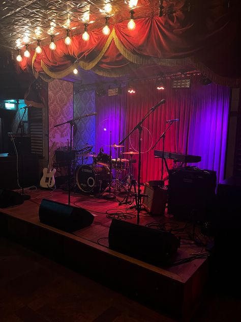 Small Live Music Stage Design, Music Bar Aesthetic, Cafe Stage Design, Stage Set Design Concert, Band Stage Aesthetic, Punk Bar Aesthetic, Cafe With Stage, Jazz Club Party, Music Venue Aesthetic