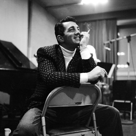 Dean Martin - love his style and attitude Hollywood Star, Ed Sullivan Show, Jerry Lewis, Rat Pack, Dean Martin, Frank Sinatra, Jazz Music, Famous Faces, Vintage Hollywood
