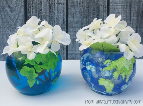 Set of two vases Easy DIY Globe Vases, one with tissue paper and one with paint. Way cool! Earth Decorations Party, Around The World Centerpiece Ideas, Globe Theme Party, Travel Themed Centerpieces Diy, Earth Centerpieces, Around The World Centerpieces, Earth Theme Party, Globe Centerpiece Ideas, Globe Centerpieces