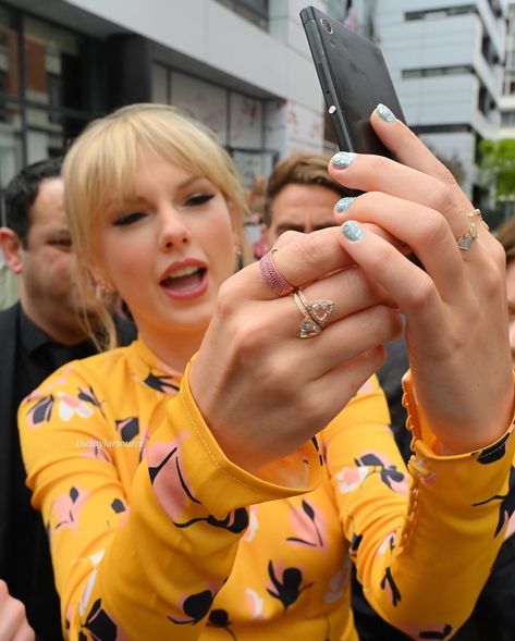 Her nails look soo pretty! 💗 Taylor Swift Nails, Makeup Hacks Beauty Secrets, Lover Era, Taylor Swift Hot, All About Taylor Swift, Celebrity Look Alike, Taylor Swift Music, Popsugar Beauty, Taylor Swift Videos