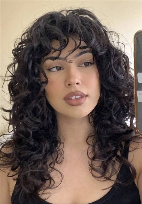 Shaggy Curly Hair, Long Curly Haircuts, Curly Hair Trends, Natural Curly Hair Cuts, Layered Hair With Bangs, Layered Curly Hair, Shaggy Hair, Shaggy Haircuts, Curly Hair Photos