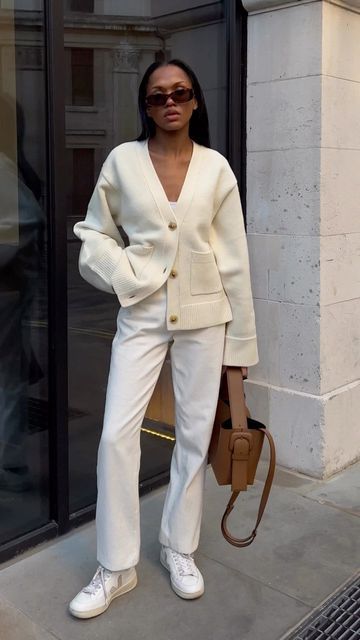 White Cardigan Winter Outfit, Minimal Fashion Spring, Fall 2023 Cardigan, Quiet Luxury Fall Outfit, Fall White Outfit, Minimalist Luxury Outfit, Effortlessly Chic Outfits Fall, Office Cardigan Outfit, Classy Cardigan Outfit