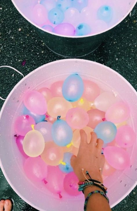 water balloon fight! Preppy Birthday Pool Party Ideas, Summer B Day Party Ideas, Fun Floaties, Fun Summer Aesthetic, Pidżama Party, Vsco Summer Aesthetic, Fun Summer Ideas, Lev Livet, Water Balloon