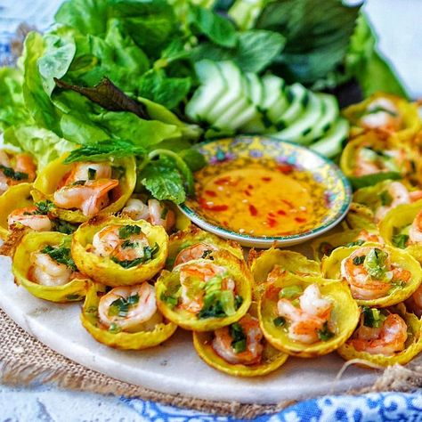 Banh Khot, Traditional Thai Food, Easy Thai Recipes, Healthy Thai Recipes, Vietnamese Street Food, Authentic Thai Food, Best Thai Food, Viet Food, Vietnam Food
