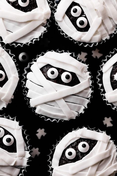 Cupcake For Halloween, Hollowen Cupcakes Ideas, Halloween Cupcake Recipes Easy, Eye Cupcakes Halloween, Easy Halloween Cupcakes Ideas, Aesthetic Halloween Cupcakes, Birthday Halloween Cupcakes, Halloween Cupcakes With Eyes, Halloween Bake Ideas