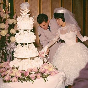 INSPIRATION // Nancy Sinatra and Tommy Sands, wedding day (1960) 50s Wedding Cake, Vintage Southern Wedding, Antique Wedding Gown, 1970s Wedding Dress, Vintage Bridal Fashion, 1960s Wedding, 50s Wedding, Nancy Sinatra, Celebrity Wedding Dresses