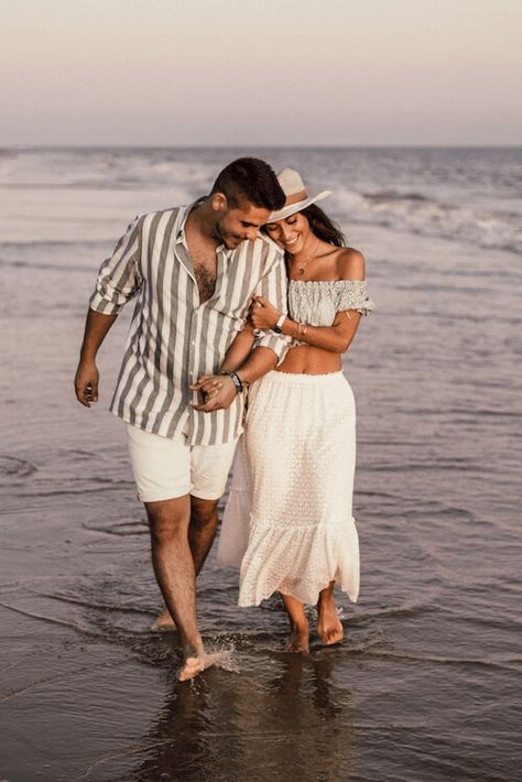 Looking for the best couple photoshoot outfit ideas? Check this post for the expert style tips and the 45+ best outfits for your upcoming photo shoot. Photos Couple Plage, Beach Pictures Couples, Beach Prenup, Couple Beach Photoshoot, Minimalista Sikk, Photos Amoureux, Pre Wedding Photoshoot Beach, Engagement Pictures Beach, Couples Beach Photography