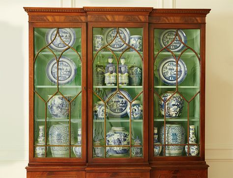 New Traditional Dining Room, Green Furniture Living Room, Kitchen Living Rooms, Dark Green Living Room, Early American Furniture, Kitchen Remodeling Ideas, Painted China Cabinets, Blue And White Chinoiserie, Blue White Decor