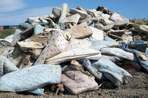 Old mattresses at a landfill dump Make Your Own Mattress, Repurpose Mattress, Diy Mattress, Straw Bale House, How To Recycle, Straw Bales, Iowa City, Old Mattress, Open Your Eyes