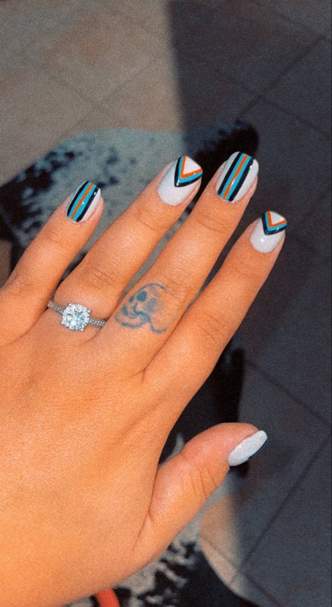 Wedding Nails With Turquoise, Plain Western Nails, Country Music Concert Nails, Dark Beach Nails, Short Acrylic Nails Designs Western, Nails For Tennessee Vacation, Black And Turquoise Nails Western, Simple Western Nail Designs, Western Nails Gel