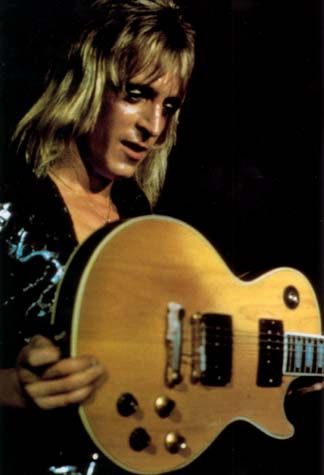 Mick Ronson, English guitarist who collaborated with David Bowie in the 70's. Hippies, Speed King, Ian Hunter, Mott The Hoople, Mick Ronson, Famous Guitars, Classic Blues, Best Guitarist, Musica Rock