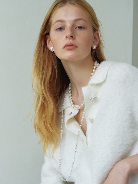 Long Pearl Necklaces Outfit, Long Pearl Necklace Outfit, Pearl Necklace Outfit, How To Wear Pearls, Outfit Classic, Long Outfit, Classic Pearl Necklace, Necklace Outfit, Wear Pearls