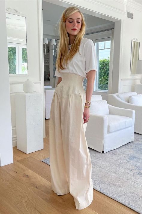 Minimalismo e surrealismo s'incontrano nell'ultimo look di Elle Fanning Alledaagse Outfits, Mode Tips, Mode Ootd, Looks Street Style, Elegantes Outfit, Elle Fanning, Mode Inspo, Mode Inspiration, Looks Style