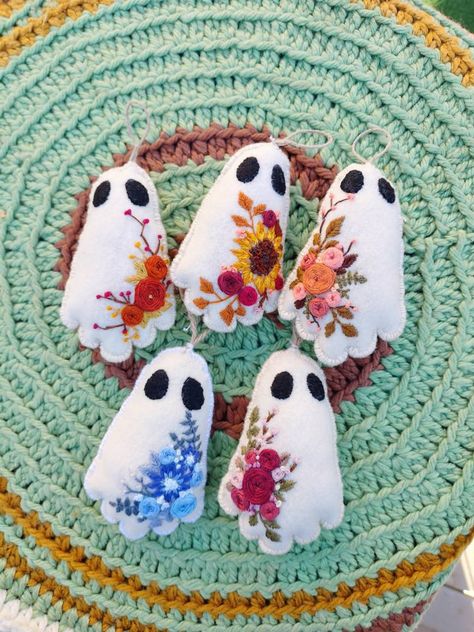 Hand Embroidered Ghost Ornament - Etsy Hand Sewn Stuffies, Ghost Sewing Patterns, Ghost Ornaments, Halloween Sewing Crafts, Felt Ghost, Embroidered Ghost, Halloween Felt Crafts, Ghost Embroidery, Embroidered Ornaments